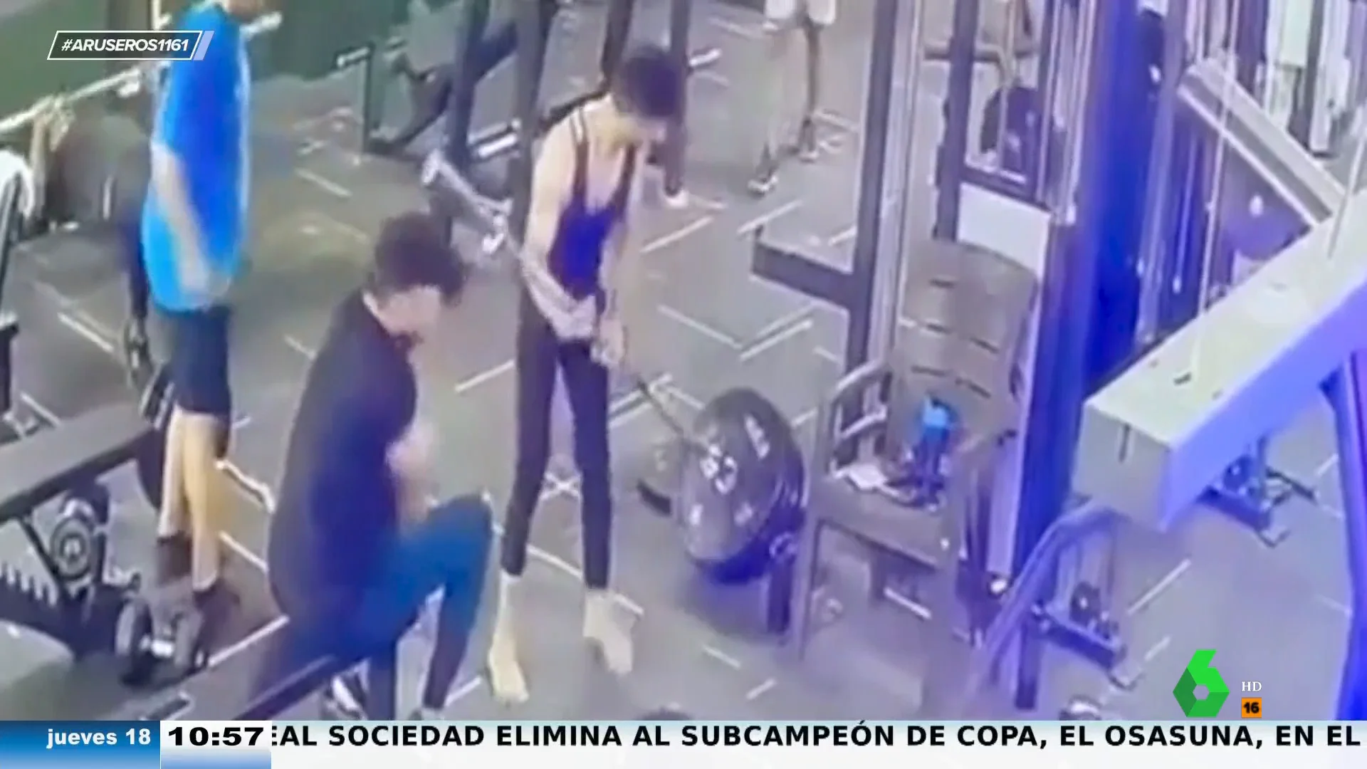 Un hombre salva a su compañero de gimnasio de una muerte segura gracias a sus increíbles reflejos