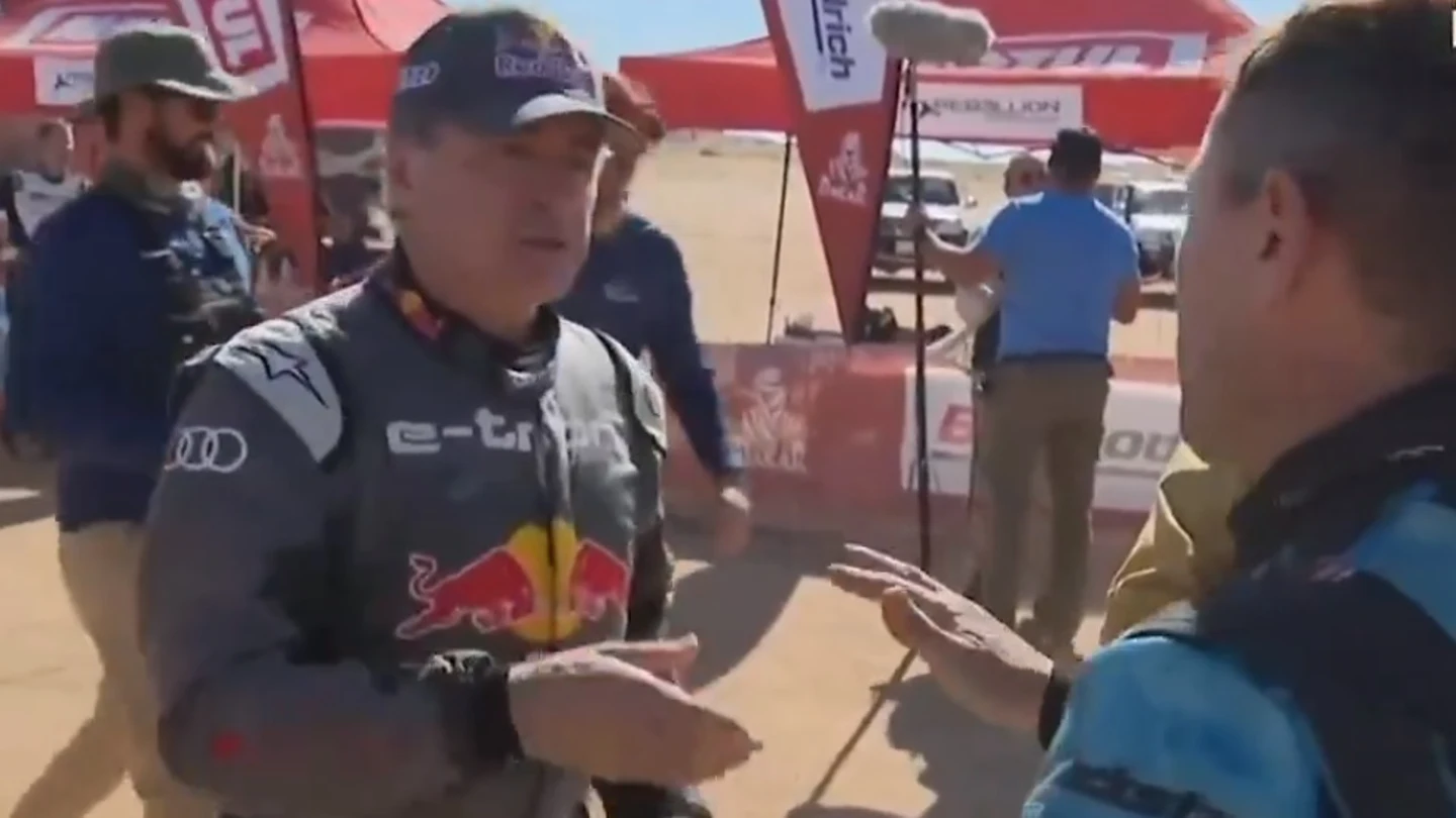 Brutal enfado de Carlos Sainz con un piloto en el Dakar Brutal enfado de Carlos Sainz con un piloto en el Dakar