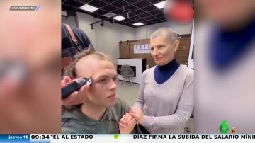 Un joven se rapa el pelo para hacer una peluca a su madre con cáncer