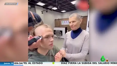 Un joven se rapa el pelo para hacer una peluca a su madre con cáncer