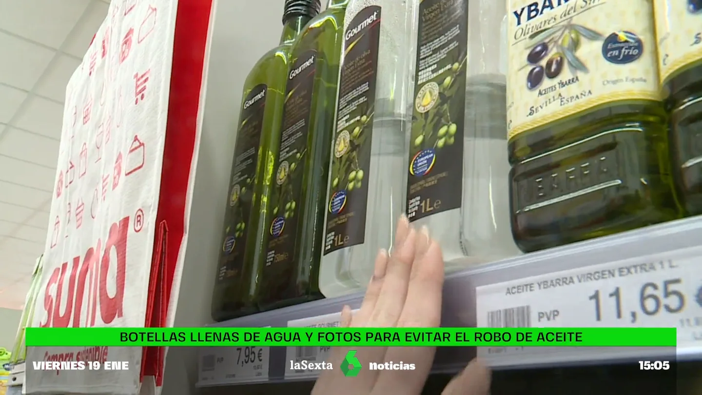 Un supermercado de Sevilla reemplaza las botellas de aceite por fotos para evitar el robo masivo de los clientes Un supermercado de Sevilla reemplaza las botellas de aceite por fotos para evitar el robo masivo de los clientes