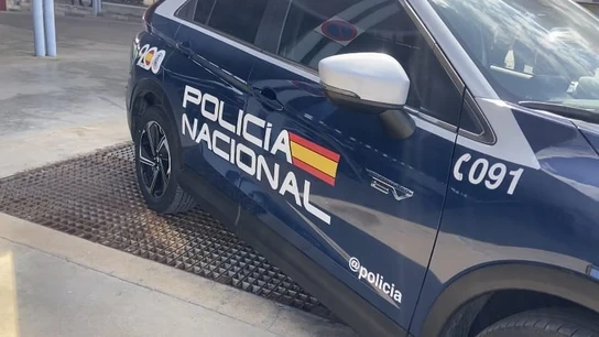 Coche de la Policía Nacional Interior alerta de la estafa triangular: "se aprovechan de tu confianza"