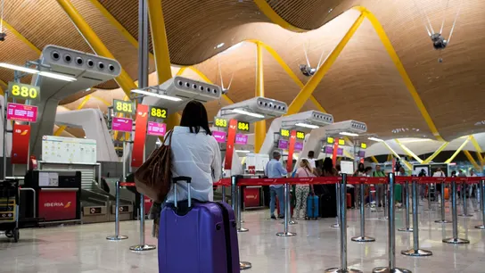 Imagen del aeropuerto de Barajas Suben las tasas aeroportuarias: cómo afectará al precio de los billetes de avión