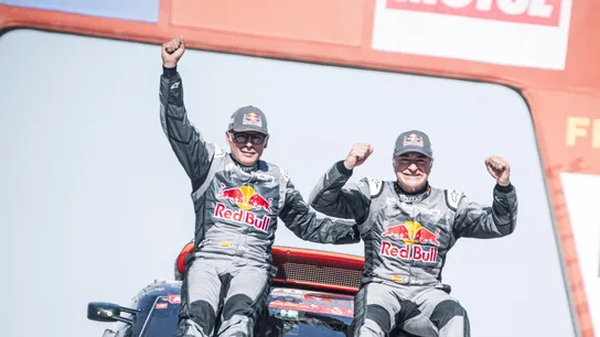 Carlos Sainz agranda su leyenda: Bicampeón de Rally y ahora tetracampeón del Dakar.  Carlos Sainz agranda su leyenda: Bicampeón de Rally y ahora tetracampeón del Dakar.