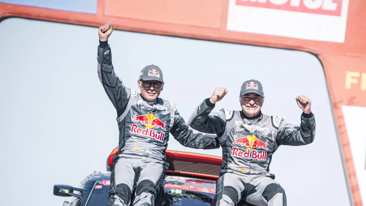 Carlos Sainz agranda su leyenda: Bicampeón de Rally y ahora tetracampeón del Dakar. Carlos Sainz agranda su leyenda: Bicampeón de Rally y ahora tetracampeón del Dakar.