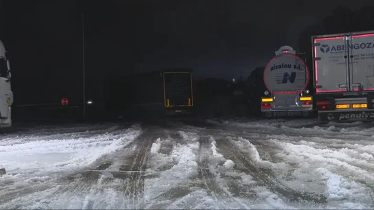 Camiones en una carretera con nieve Camiones en una carretera con nieve