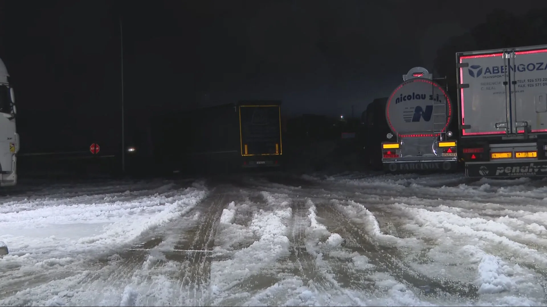 Camiones en una carretera con nieve