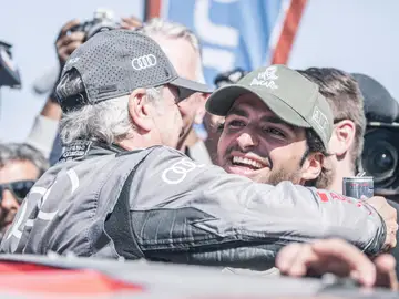 Carlos Sainz celebra el Dakar de su padre
