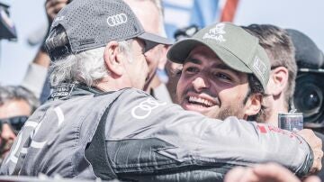 Carlos Sainz celebra el Dakar de su padre