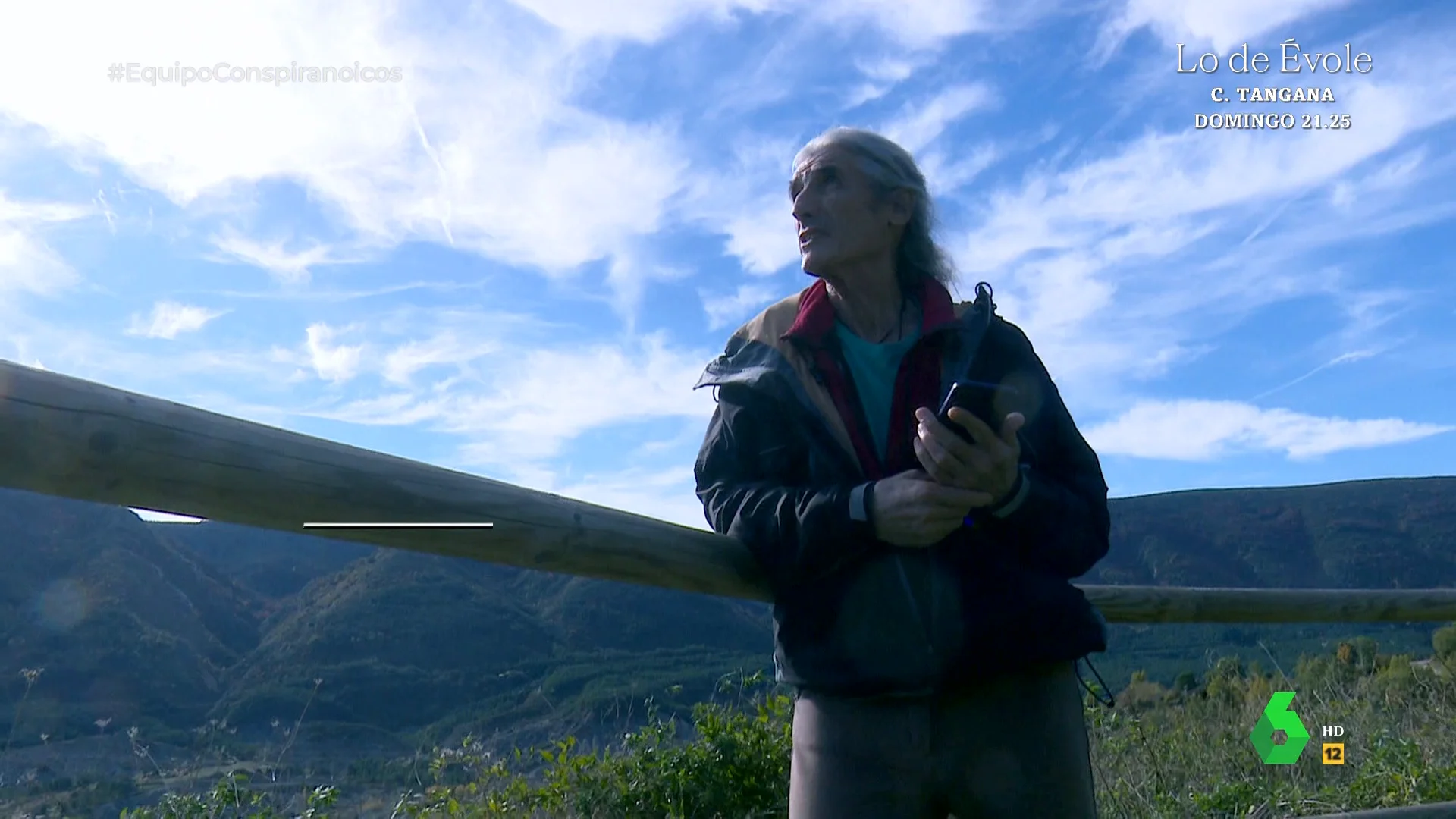 Equipo de Investigación habla en este vídeo con un hombre que asegura haber recogido imágenes de las estelas de los aviones. Asegura que provienen de "vuelos clandestinos" y que su objetivo sería "producir una sequía a nivel nacional".