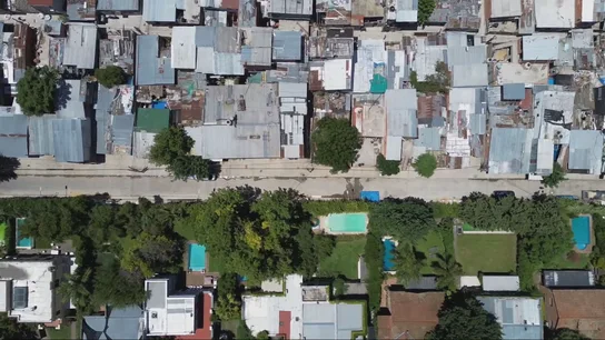 Vista del contraste de los 'countries' argentinos y las "villas miseria", separadas por alambres de espino. Vista del contraste de los 'countries' argentinos y las "villas miseria", separadas por alambres de espino.