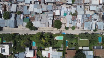 Vista del contraste de los 'countries' argentinos y las "villas miseria", separadas por alambres de espino.