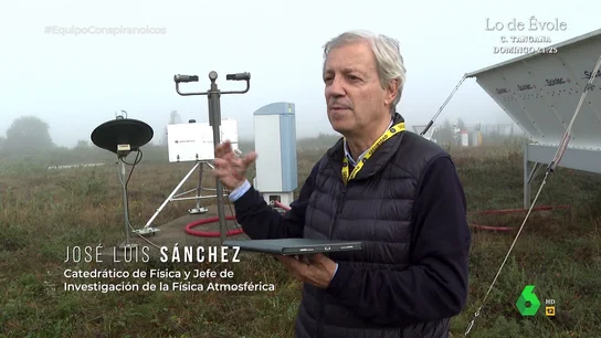 El mayor experto en nubes de Europa desmonta la teoría de las estelas químicas de los aviones José Luis Sánchez, jefe de investigación de Física Atmosférica, tajante sobre quienes aseguran que se fumiga para secar las nubes: "Dentro de ellas hay una cantidad de agua enorme, ¿cómo la haces desaparecer? ¿Envuelta en una bolsa de plástico?"