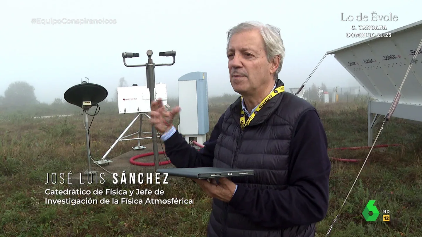 El mayor experto en nubes de Europa desmonta la teoría de las estelas químicas de los aviones José Luis Sánchez, jefe de investigación de Física Atmosférica, tajante sobre quienes aseguran que se fumiga para secar las nubes: "Dentro de ellas hay una cantidad de agua enorme, ¿cómo la haces desaparecer? ¿Envuelta en una bolsa de plástico?"