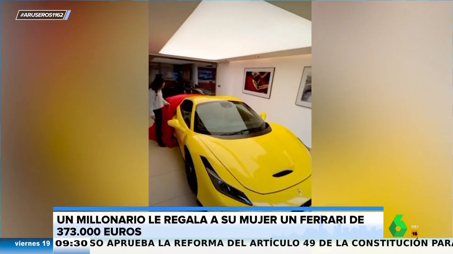 Un millonario le regala a su mujer un Ferrari valorado en 375.000 euros: "Eso es que la ha liado muy parda" Un millonario le regala a su mujer un Ferrari valorado en 375.000 euros: "Eso es que la ha liado muy parda"