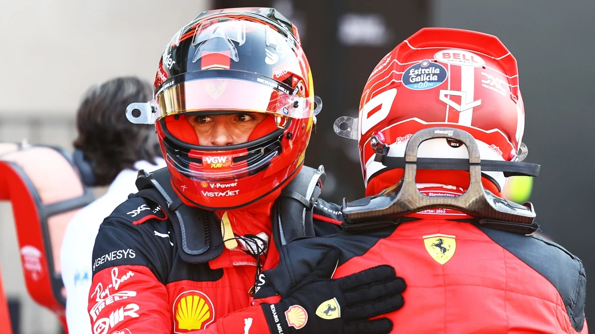 Carlos Sainz, junto a Charles Leclerc