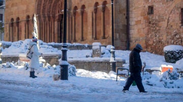 Varias personas caminan por la nieve en Soria