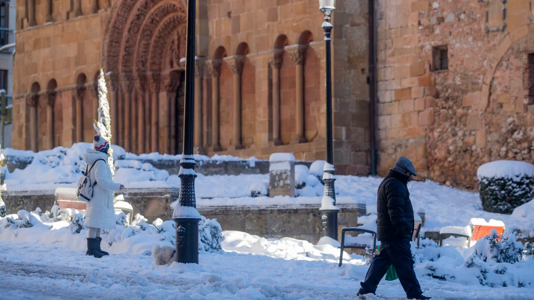 Varias personas caminan por la nieve en Soria