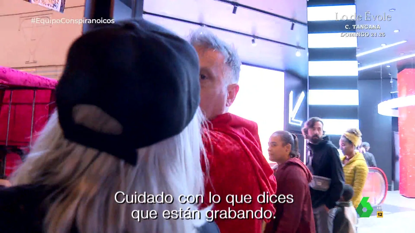 Una manifestante negacionista advierte a 'Los Espartanos' al ver a Equipo de Investigación En plena concentración de 'Los Espartanos', un grupo negacionista del cambio climático, Equipo de Investigación intenta conversar con algunos de los manifestantes. Sus reacciones teorías conspiranoicas, en este vídeo.