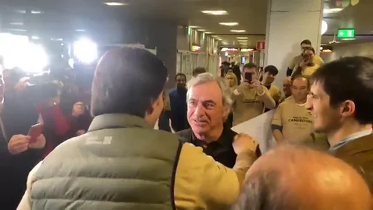 El campeón del Dakar ya está en casa: así fue el recibimiento a Carlos Sainz a su llegada a España El campeón del Dakar ya está en casa: así fue el recibimiento a Carlos Sainz a su llegada a España