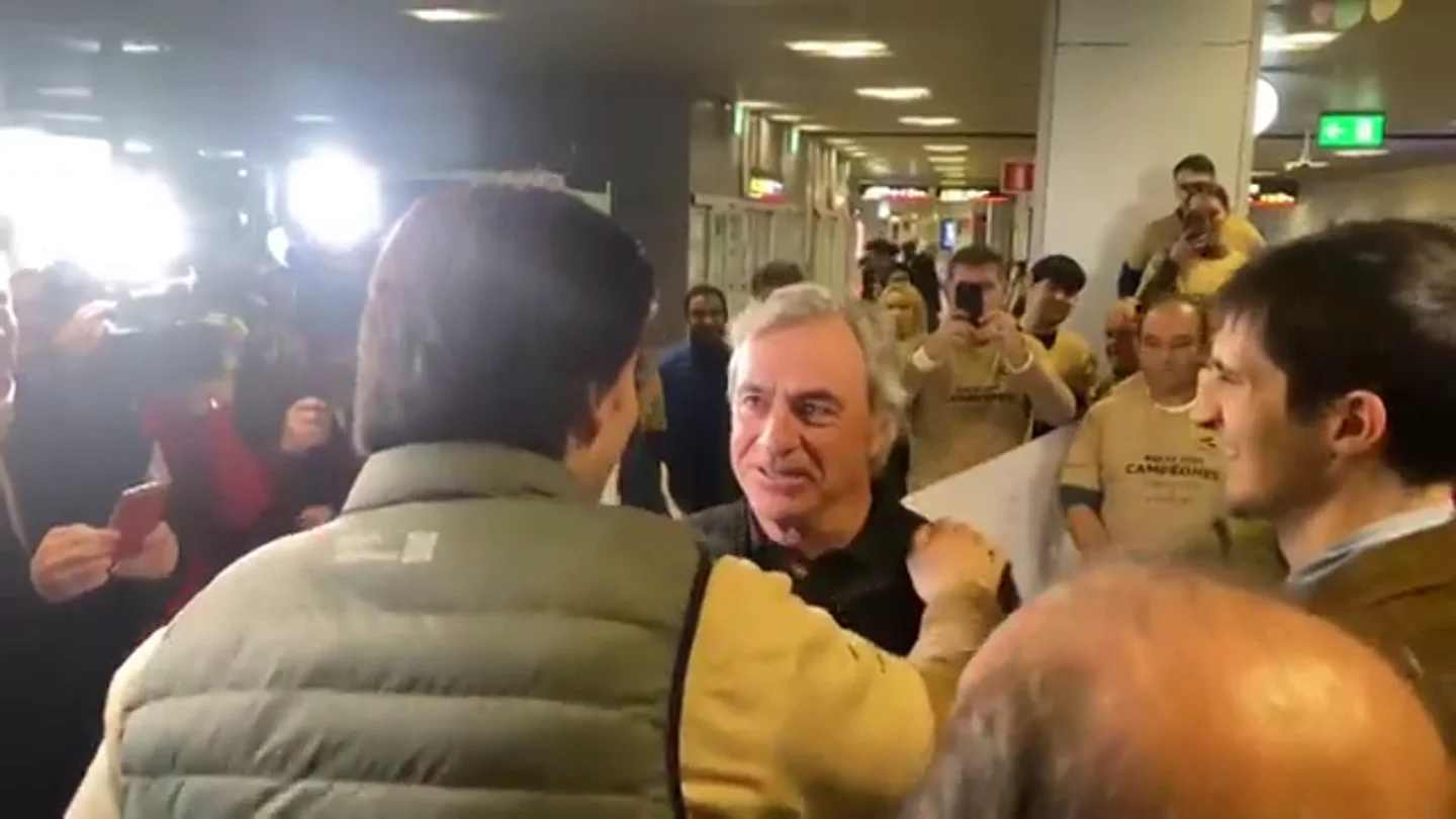 El campeón del Dakar ya está en casa: así fue el recibimiento a Carlos Sainz a su llegada a España El campeón del Dakar ya está en casa: así fue el recibimiento a Carlos Sainz a su llegada a España