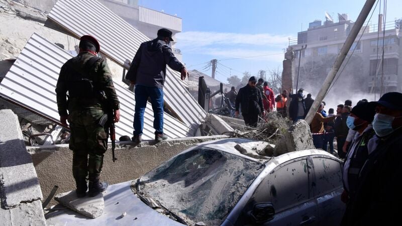  Soldados revisan un automóvil dañado en el lugar del edificio residencial objeto de un presunto ataque israelí en Damasco, Siria, el 20 de enero de 2024. 