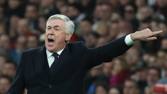 Carlo Ancelotti da indicaciones a sus jugadores Carlo Ancelotti da indicaciones a sus jugadores