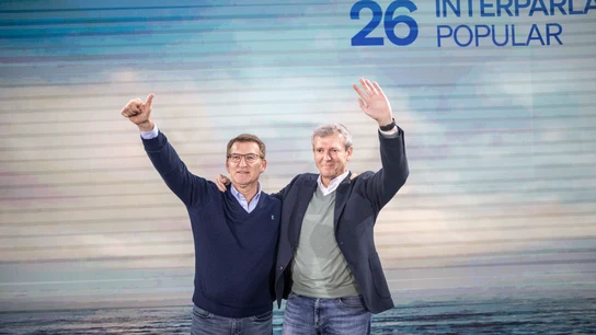 El presidente del PP, Alberto Núñez Feijóo (i) y el presidente del PP de Galicia, Alfonso Rueda, este domingo durante la clausura la XXVI jornada interpalamentaria 'Cumplir con la palabra'en Ourense. Feijóo apela a los votantes de PSOE y Vox para que el "sanchismo no gobierne Galicia"
