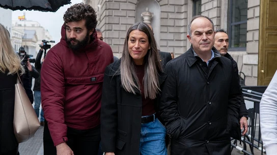 Turull (d) junto a Miriam Nogueras (d) tras su reunión con Santos Cerdán Turull (d) junto a Miriam Nogueras (d) tras su reunión con Santos Cerdán