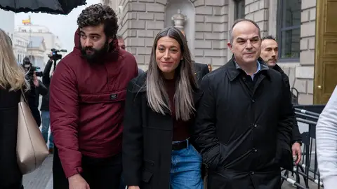 Turull (d) junto a Miriam Nogueras (d) tras su reunión con Santos Cerdán