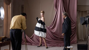 El modisto durante la sesión de fotos de uno de sus modelos en la serie 'Cristóbal Balenciaga'.