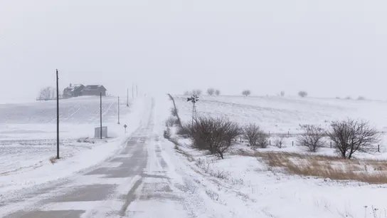 Calle cubierta con nieve tras una tormenta, en Adair County, Iowa Calle cubierta con nieve tras una tormenta, en Adair County, Iowa