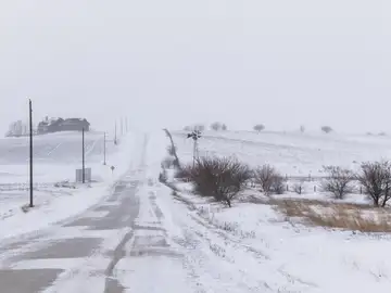 Calle cubierta con nieve tras una tormenta, en Adair County, Iowa
