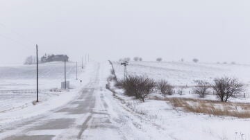 Calle cubierta con nieve tras una tormenta, en Adair County, Iowa