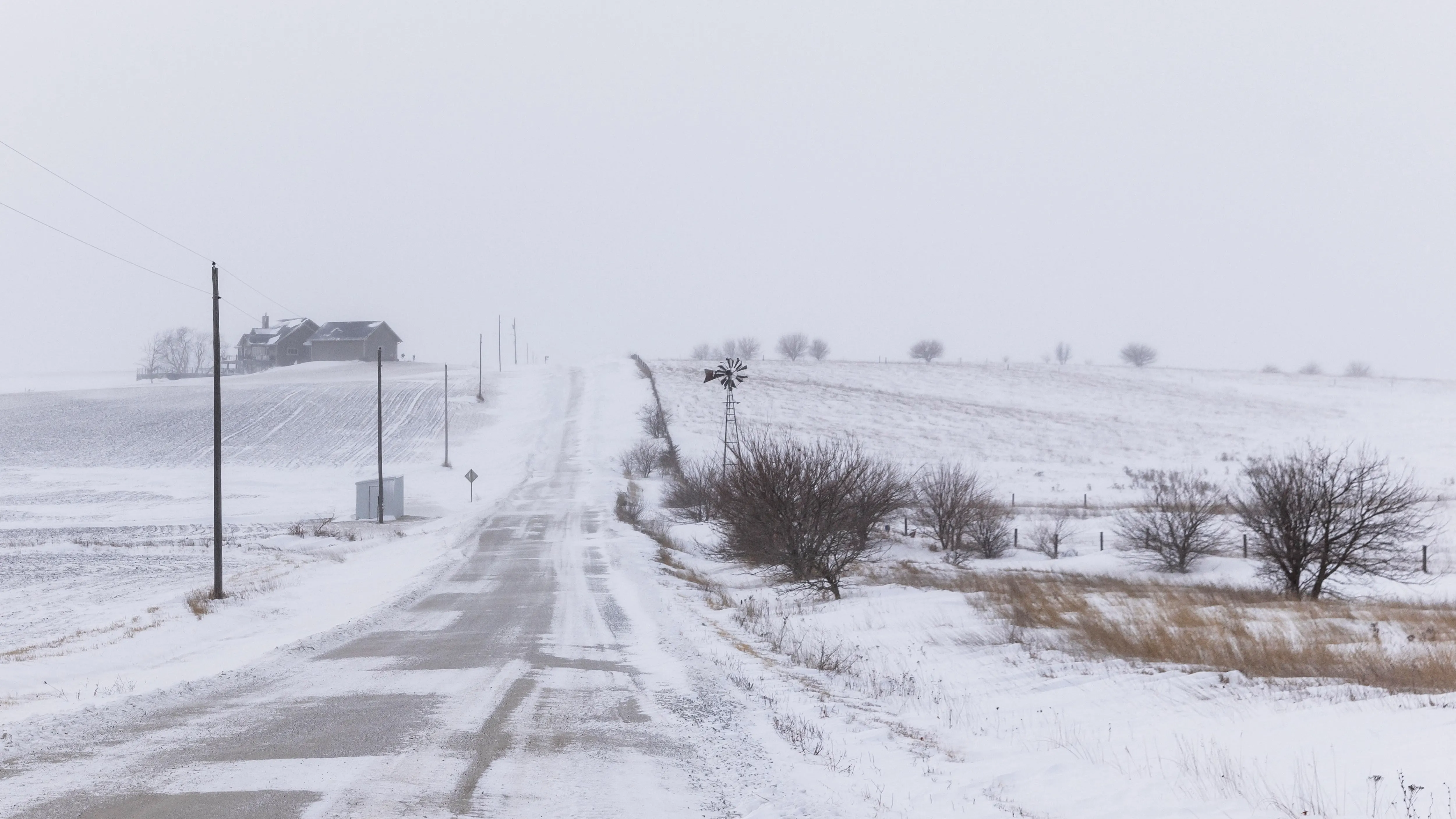 Calle cubierta con nieve tras una tormenta, en Adair County, Iowa