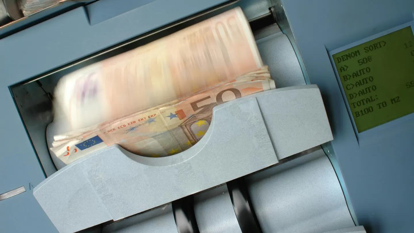 Cajero con dinero | Imagen de archivo Cajero con dinero | Imagen de archivo