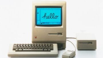 Fotografía cedida por el Computer History Museum (CHM) donde se muestra una computadora personal (PC) Apple Macintosh de 1984