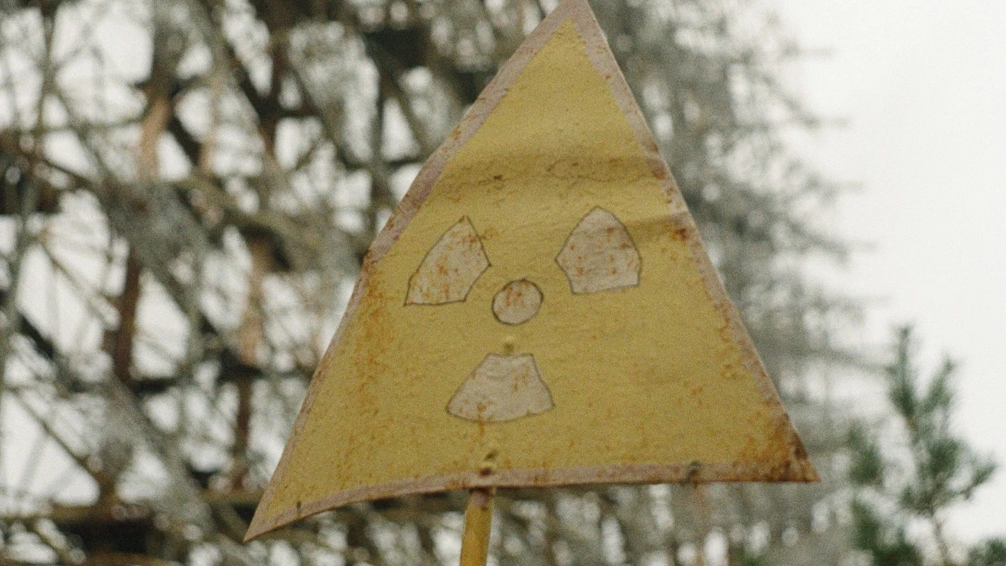 Imagen de archivo de una señal de peligro nuclear. Imagen de archivo de una señal de peligro nuclear.