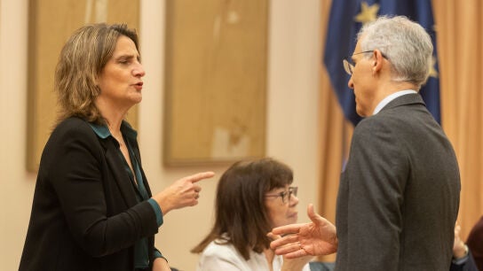 La vicepresidenta tercera del Gobierno, Teresa Ribera, saluda al diputado del PP Francisco Conde