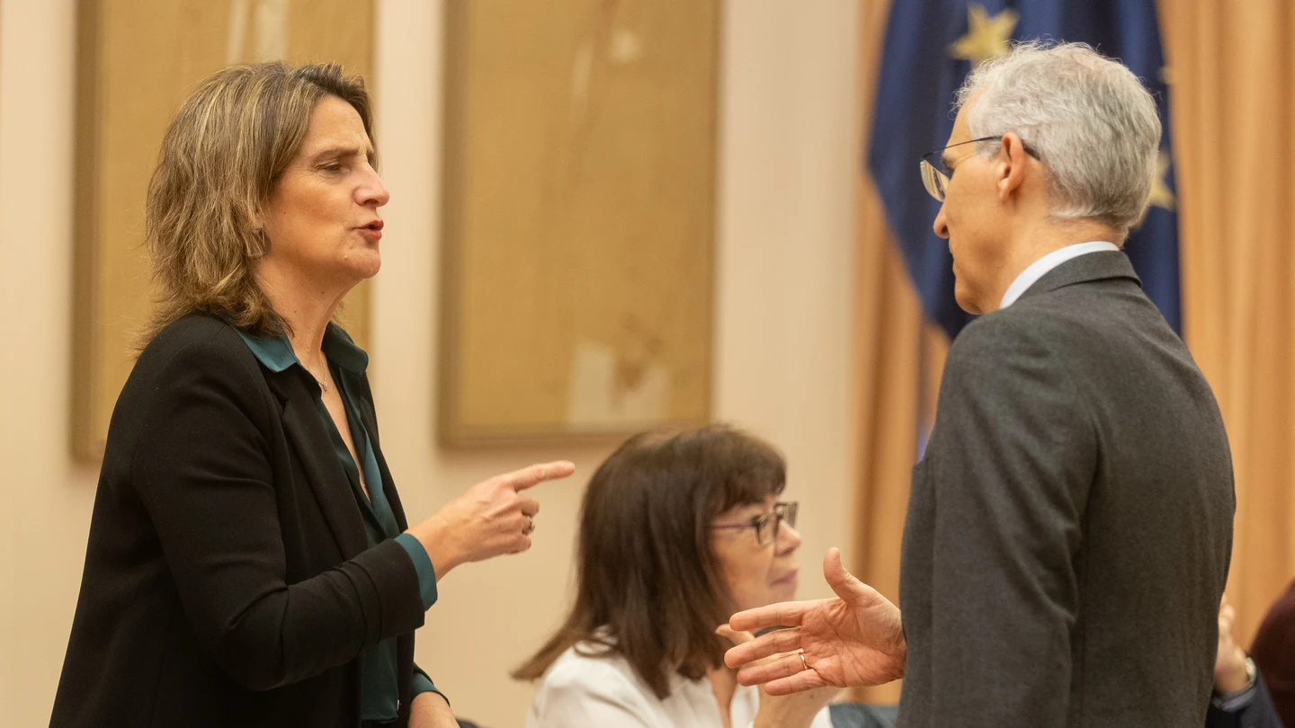 La vicepresidenta tercera del Gobierno, Teresa Ribera, saluda al diputado del PP Francisco Conde La vicepresidenta tercera del Gobierno, Teresa Ribera, saluda al diputado del PP Francisco Conde