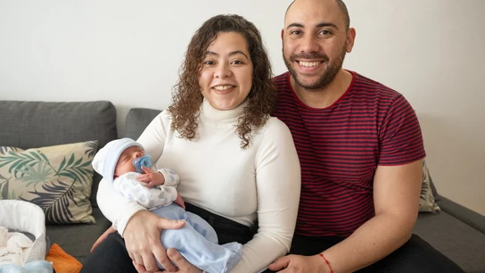 El pequeño Manuel, en casa con sus padres El pequeño Manuel, en casa con sus padres