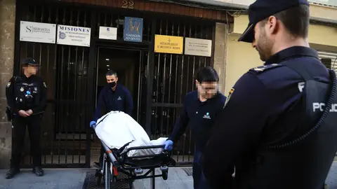 Momento en el que sacan el cadáver del canónigo de su domicilio en València.