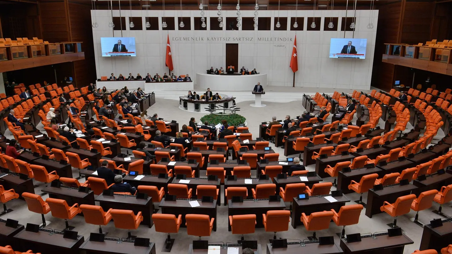 Miembros del parlamento turco asisten a una sesión antes de votar un proyecto de ley sobre la adhesión de Suecia. Miembros del parlamento turco asisten a una sesión antes de votar un proyecto de ley sobre la adhesión de Suecia.