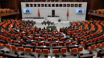 Miembros del parlamento turco asisten a una sesión antes de votar un proyecto de ley sobre la adhesión de Suecia.