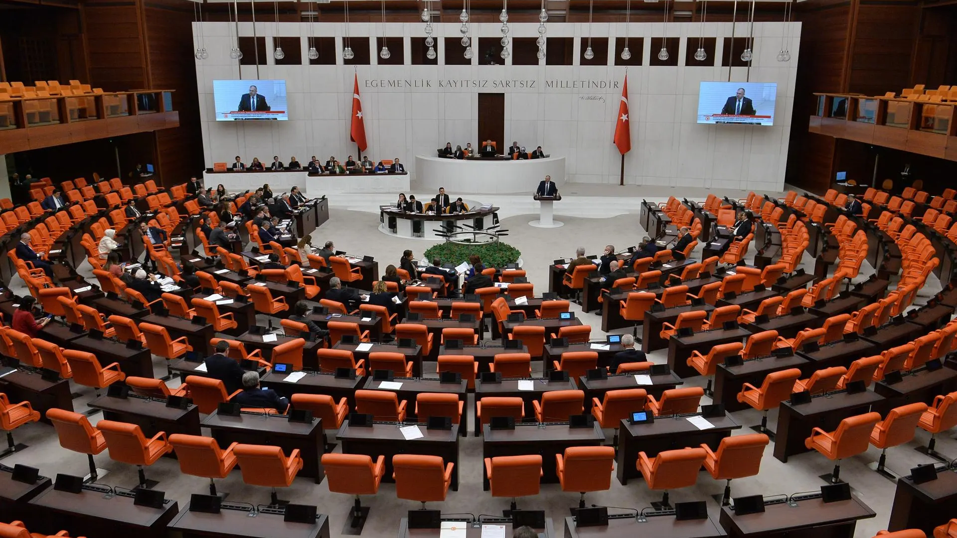 Miembros del parlamento turco asisten a una sesión antes de votar un proyecto de ley sobre la adhesión de Suecia.