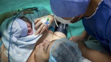 Nace el bebé de la segunda mujer trasplantada de útero en España, en el hospital público Clínic de Barcelona 