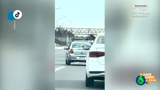 El curioso artefacto que un conductor mexicano ha adosado a su coche para evitar que le roben el retrovisor El curioso artefacto que un conductor mexicano ha adosado a su coche para evitar que le roben el retrovisor