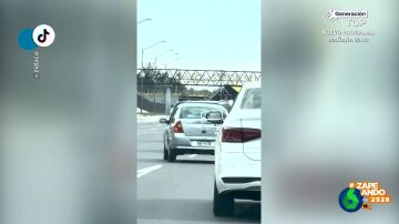 El curioso artefacto que un conductor mexicano ha adosado a su coche para evitar que le roben el retrovisor