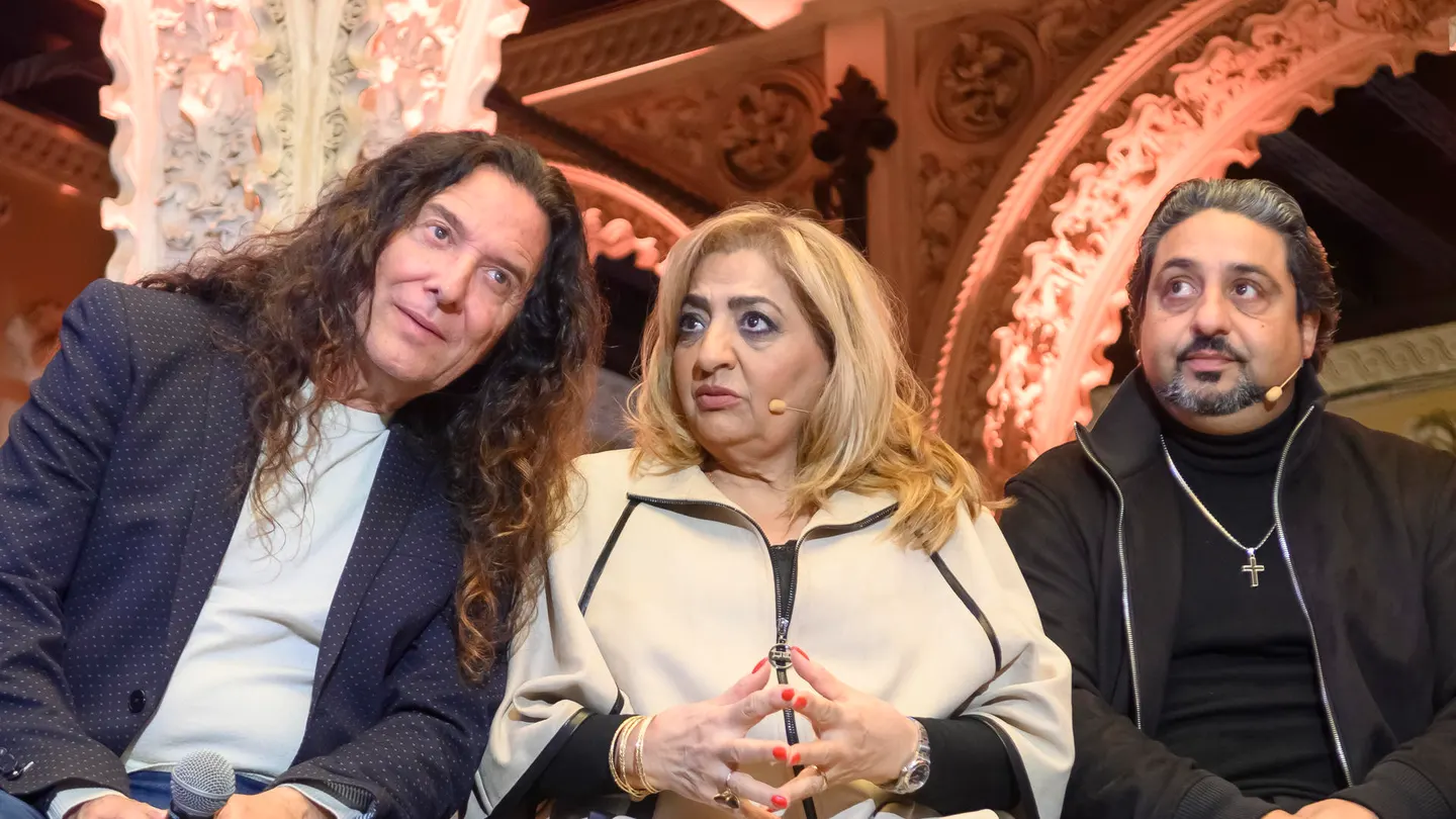 El guitarrista Tomatito (i), la mujer de Camarón de la Isla, Dolores Montoya, La Chispa y su hijo, Luis Monge, en la presentación del nuevo anuncio de Cruzcampo, 'Con Mucho Acento', este martes en Sevilla. El guitarrista Tomatito (i), la mujer de Camarón de la Isla, Dolores Montoya, La Chispa y su hijo, Luis Monge, en la presentación del nuevo anuncio de Cruzcampo, 'Con Mucho Acento', este martes en Sevilla.