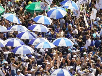 Miles de personas se congregan frente a la plaza del Congreso de Buenos Aires